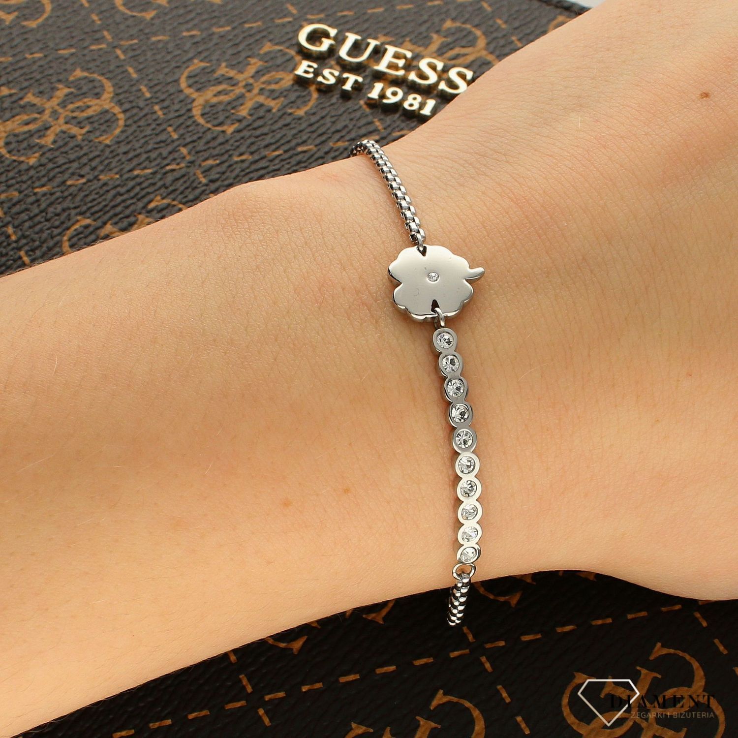 Bransoletka Nomination Italy z kolekcji Milleluci. Wykonana ze stali szlachetnej, zdobiona mieniącymi się, błyszczącymi cyrkoniami oraz zawieszką w kształcie czterolistnej koniczyny w kolorze srebra.  (2).jpg